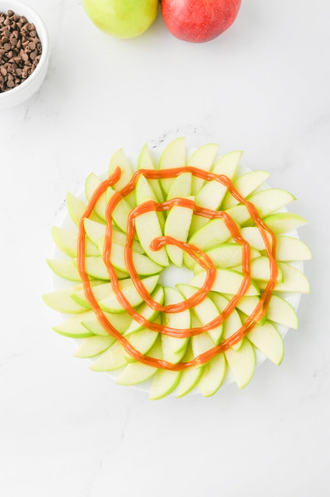 caramel drizzle over the apples